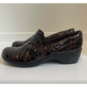 Clarks Size 7.5 Bendables Brown Croc Patent Leather Look Slip On Shoes